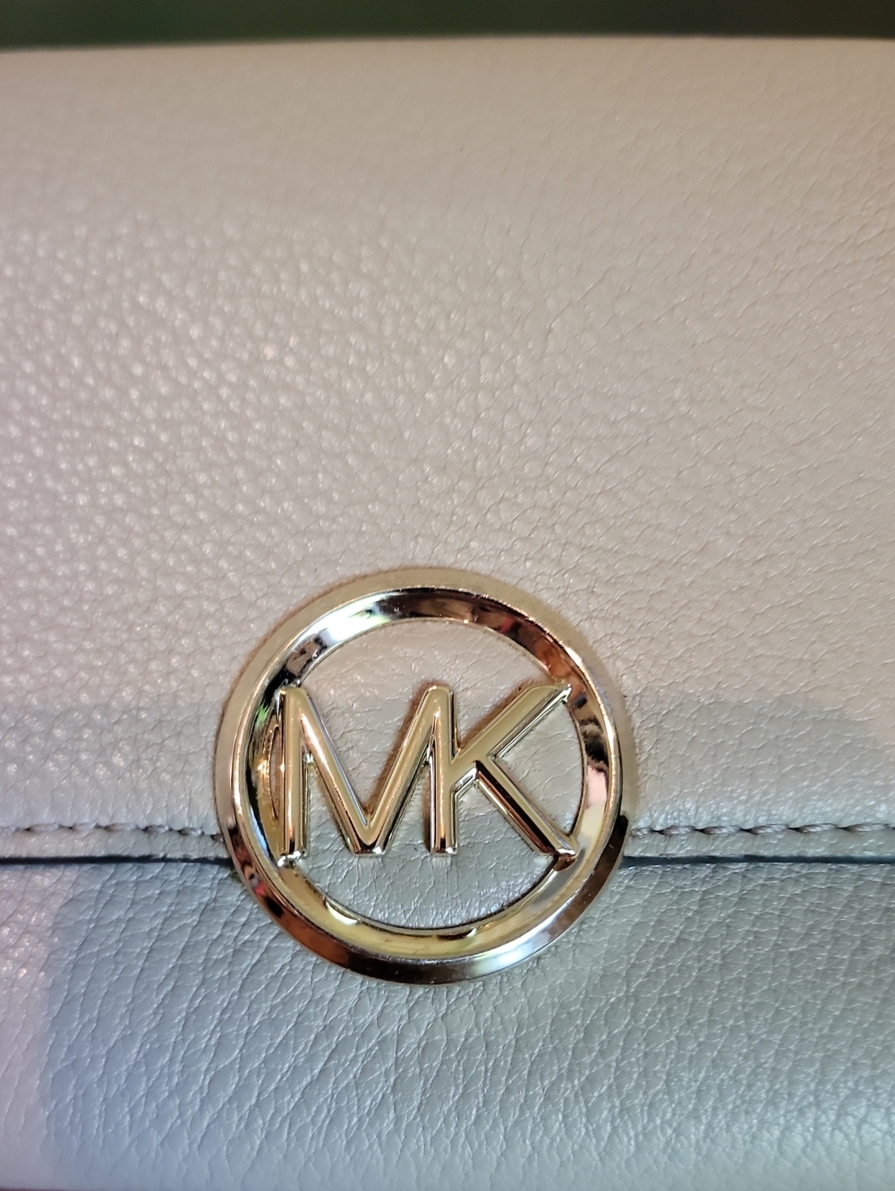 Michael Kors Cream Leather Continental Wallet with Gold MK Emblem - Picture 2 of 11